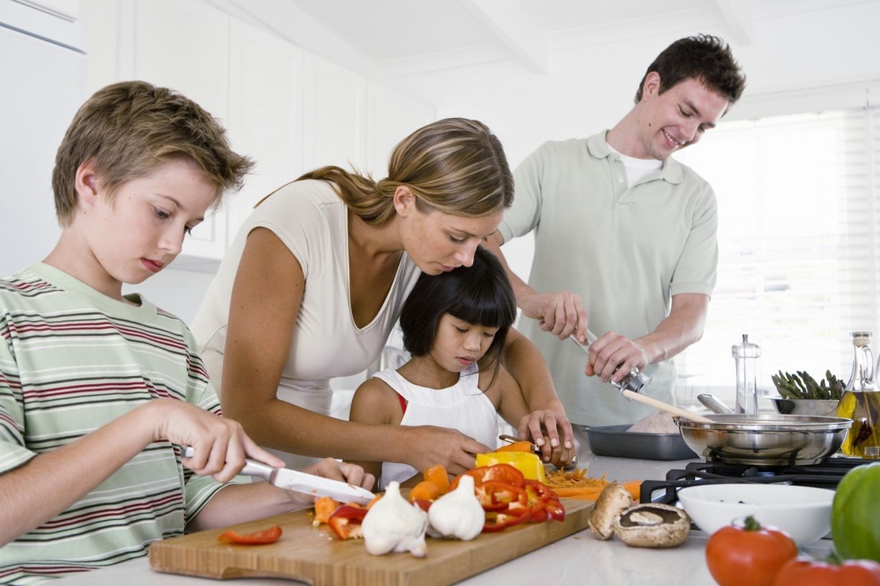 Подросток помогает маме. Семья и быт. Домашние заботы. Семья готовит. Хозяйство семьи.