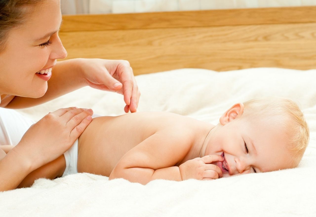 Массаж грудничков. Мама гладит малыша. Мама и ребенок массаж. Поглаживание ребенка. Мамин массаж для новорожденных.