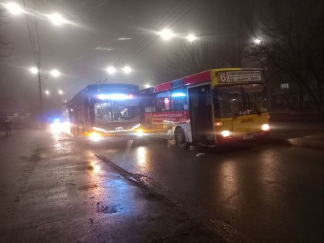 Очередные гонки автобусов с троллейбусами в Саратове 23.12.2022