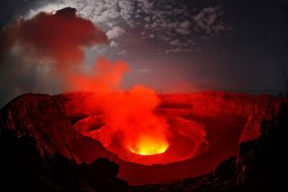 Один из опасных вулканов планеты начал свое извержение
