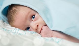 Почему новорожденный ребёнок плачет?