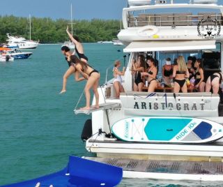 Rent yacht Miami / Flybridge on a party boat