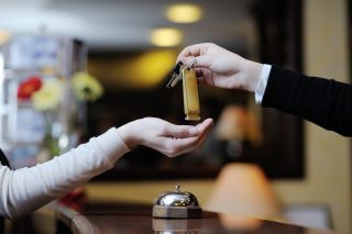 Какие услуги гостиница обязана предоставить гостю без дополнительной оплаты?