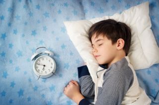 Ребенку 5 лет, один не засыпает, как приучить засыпать одному?
