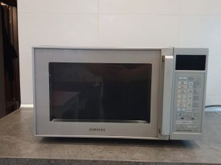 Продам микроволновую печь Samsung CE1160R