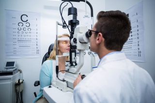 Как офтальмолог проверяет зрение?