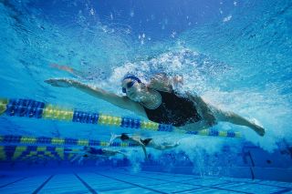 Какой вид спортивного плавания не входит в программу Олимпийских игр?