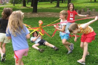 В какую спортивную игру можно играть с детьми в лесу летом?