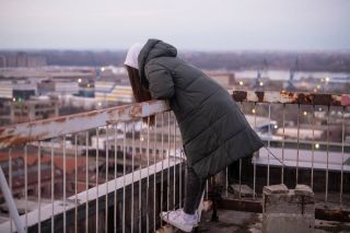 В Волгограде две школьницы упали с крыши девятиэтажки