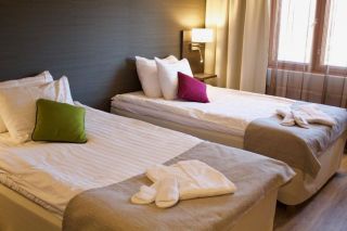Суд наказал отель за слишком узкую кровать в отеле