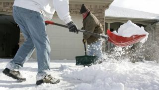 Ученые назвали опасные последствия уборки снега для здоровья