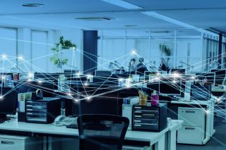 Какую роль играют беспроводные технологии в улучшении организации рабочего пространства в офисной среде?