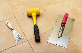 Инструменты для укладки плитки: необходимый комплект и назначение