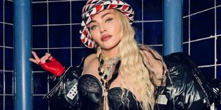 Певица Мадонна начала пить из собачьей миски
