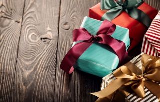 Яркие подарки на день рождения: как выбрать подарок для близкого друга