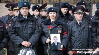 На похороны Владимира Тафинцева полицейского из Волгограда пришли сотни людей
