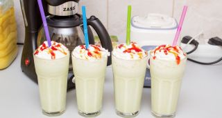 Молочный коктейль с бананом, творогом и мороженым: рецепт, фото и способ приготовления