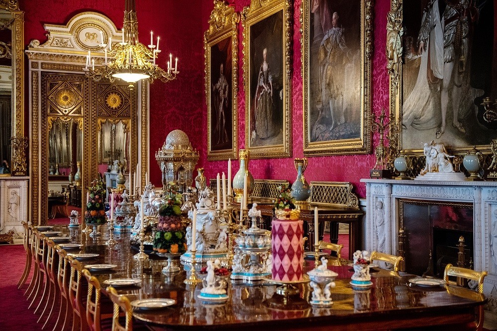 Впервые личная коллекция британской королевы покидает Букингемский дворец
