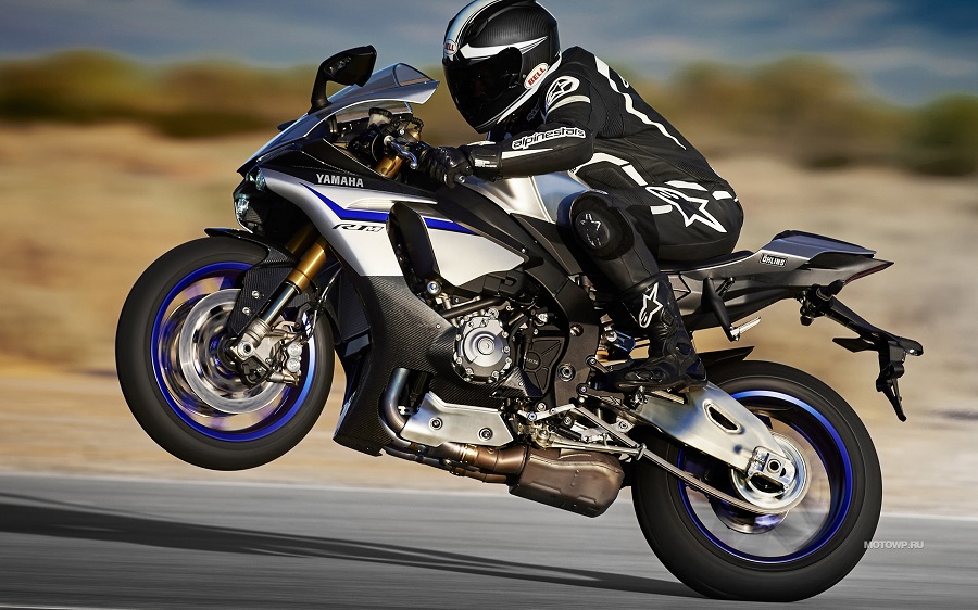 Yamaha YZF r1 С мотоциклисткой