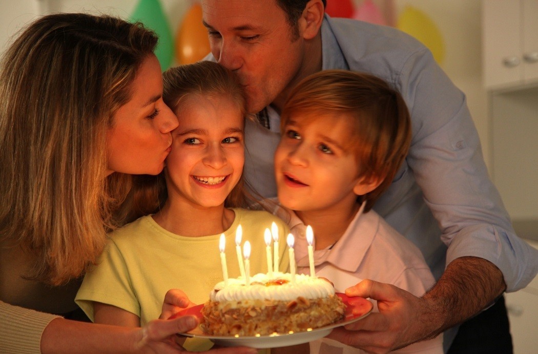 Дата рождения семьи. Семейный праздник день рождения. Семья празднует день рождения. Празднование дня рождения в семье. День рождения в кругу семьи.