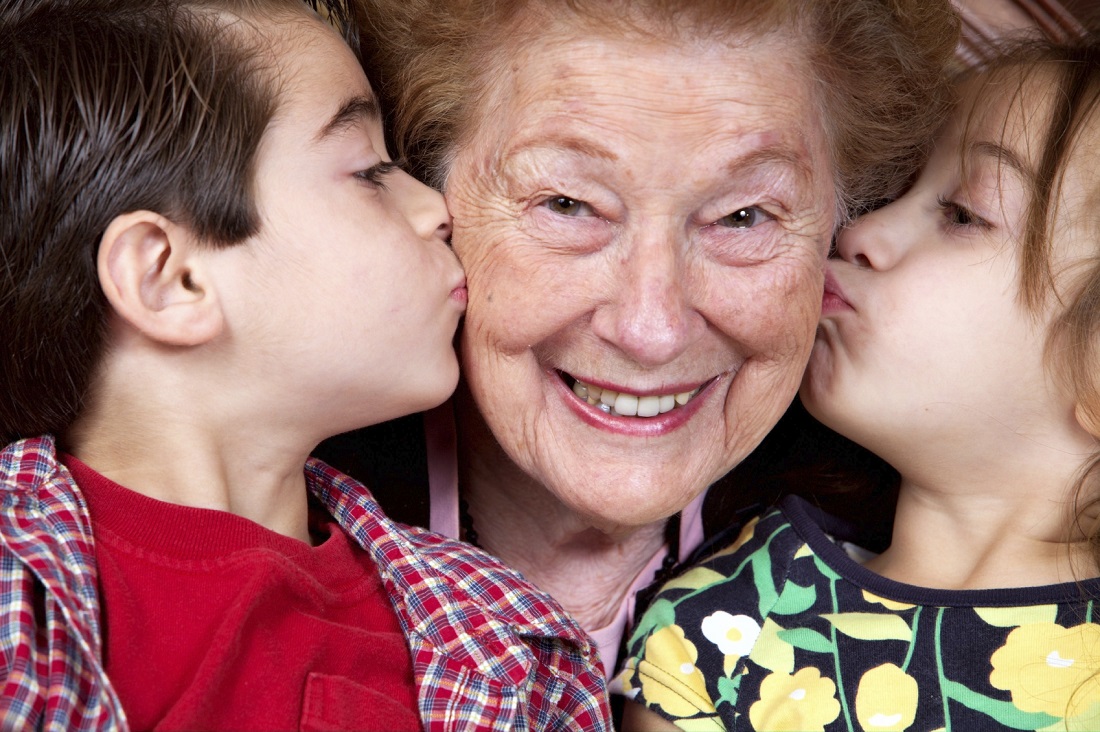 Современная бабушка с внуками