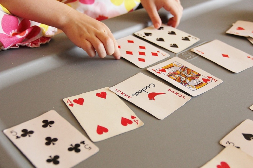 Карточная игра собери. Карточные игры. Самые интересные карточные игры для детей. Идеи для карточных игр. Настольные карточные игры для детей.
