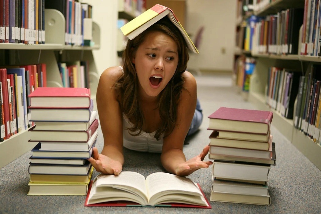 Изучить. Девушка с учебниками. Завал по учебе. Студент с книгами. Студентка с книгой.