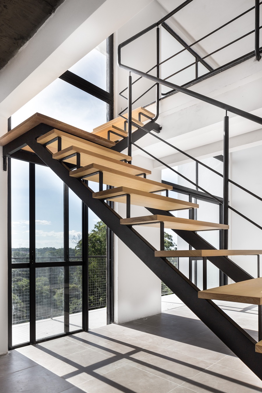 Металлические лестницы в дом. Перилла Loft. Лестница двухмаршевая лофт. Лестницы лофт на косоурах. Металлическая лестница.